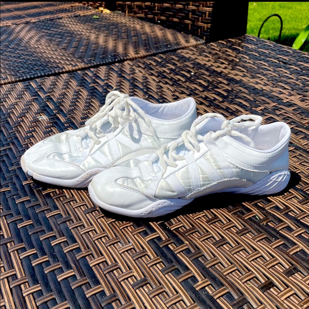 White Nfinity Cheer Shoes, size 6.5